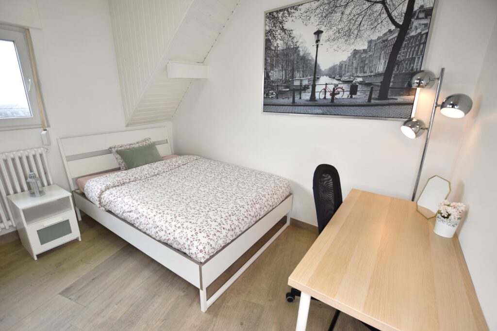 Spacious double bedroom (B) – modern flat | Gasperich / Gare, 144 rue de Muehlenweg-1