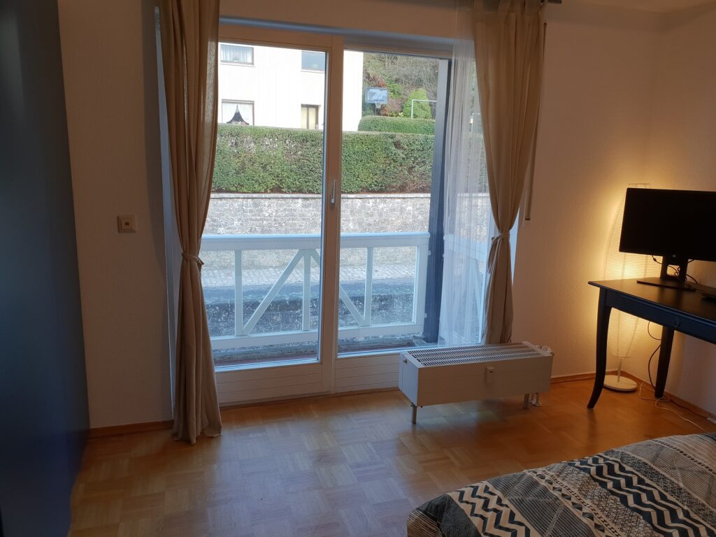 Large furnished bedroom (B) with balcony – modern duplex | Kirchberg, 3b, rue de Kirchberg - 'VAN GOGH I'-1