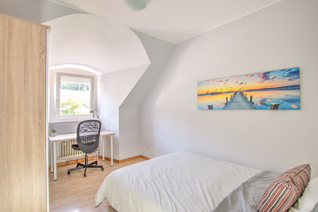 Chambre double meublée avec bureau (F) – nouvelle colocation | Pfaffenthal, 11, rue Mohrfels - 'THE GREAT WAVE'-1