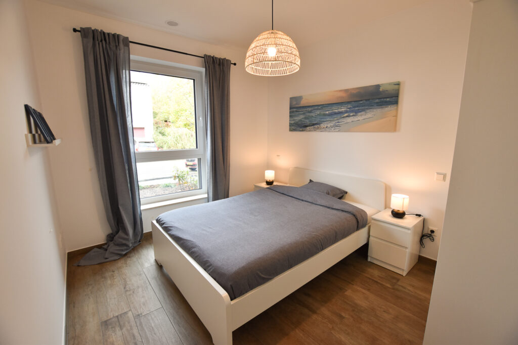 Beautiful double bedroom w/ workspace (A) – Brand New Flat | Oetrange, 3, rue du Pont, Oetrange-1