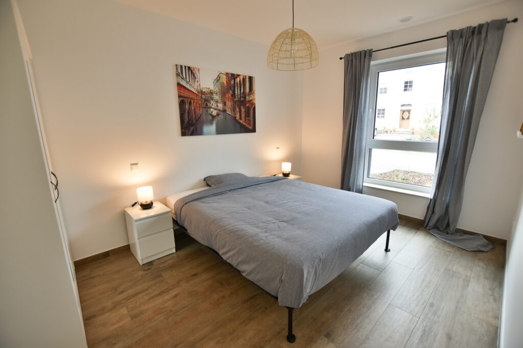 Beautiful double bedroom w/ workspace (B) – Brand New Flat | Oetrange, 3, rue de Pont, Oetrange-1