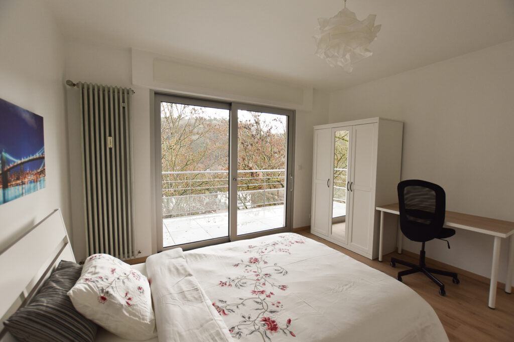 Furnished double bedroom (A) with balcony – Brand new flat | Strassen, 37-39 rue des Romains - 'Seurat'-1